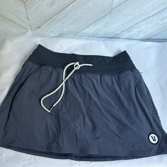 Vuori Dresses & Skirts - Vuori skirt built in shorts XS